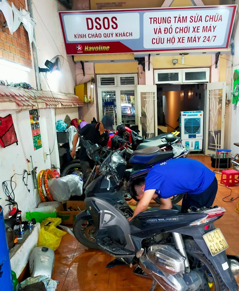 Đến với dịch vụ sửa xe máy tại Đà Nẵng, bạn sẽ được đội ngũ kỹ thuật viên chuyên nghiệp và tận tâm sửa chữa xe của mình. Họ luôn sẵn sàng lắng nghe và giải đáp mọi thắc mắc của khách hàng.​​​​​​​
