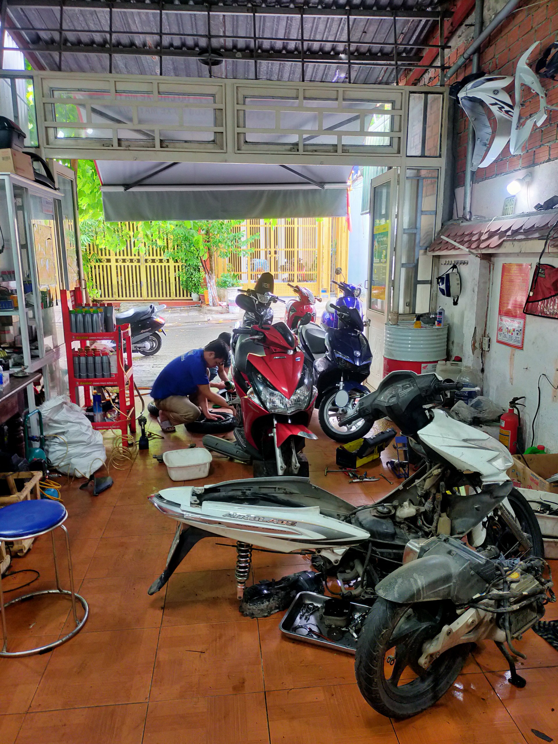 sửa xe máy lưu động xuyên đêm cùng anh em DSOS