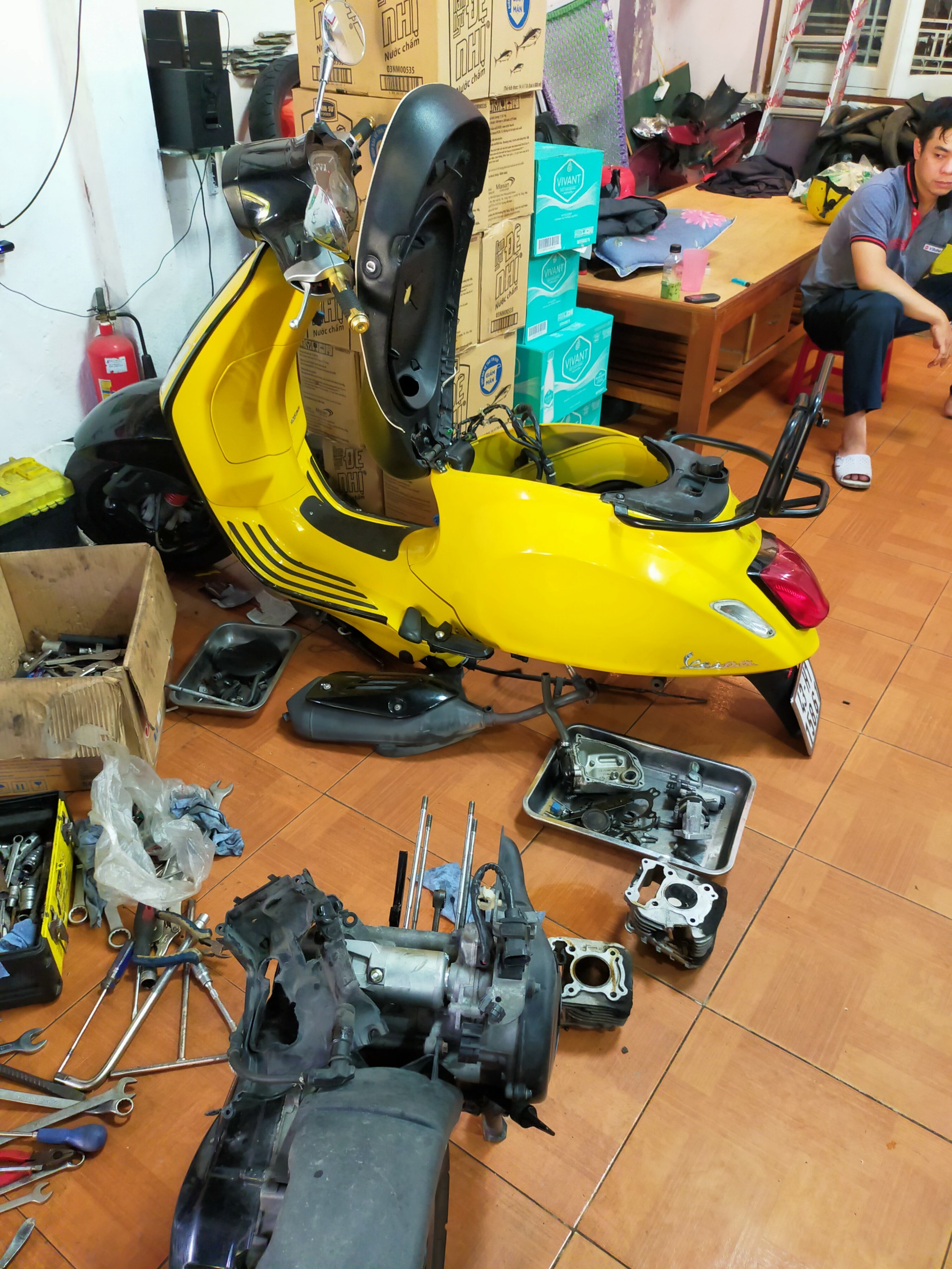 sửa chữa xe vespa tại nhà cho khách bị hư máy do quên đổ nhớt